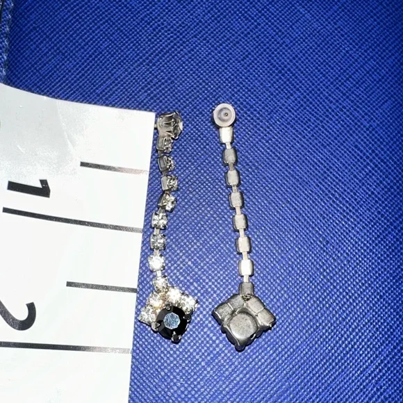 Vintage rhinestone ‘princess style’ 1 7/8” long earrings with black center stone - Picture 5 of 5